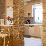 Seafront Stone Haven - Waves' Embrace Ferienhaus *