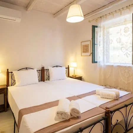 Stone Haven - Seafront Waves' Embrace Feriehus *