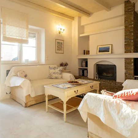 Seafront Stone Haven - Waves' Embrace Ferienhaus
