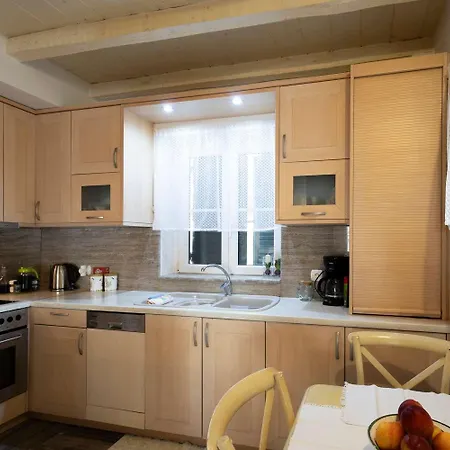 Feriehus Stone Haven - Seafront Waves' Embrace