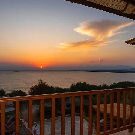 Stone Haven - Seafront Waves' Embrace Feriehus