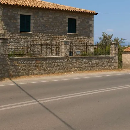 Stone Haven - Seafront Waves' Embrace Σπίτι διακοπών Βέργα Καλαμάτας