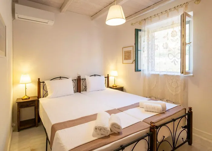 Stone Haven - Seafront Waves' Embrace Дом отдыха *