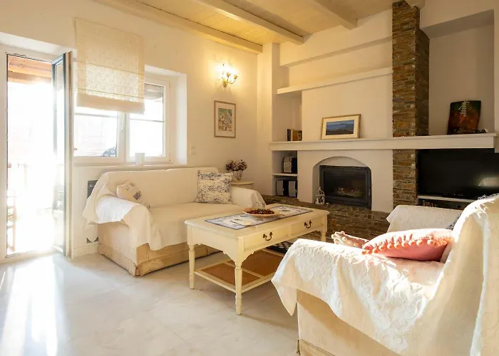 Stone Haven - Seafront Waves' Embrace Дом отдыха