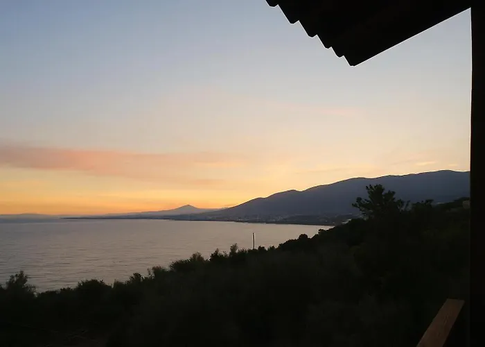 Дом отдыха Stone Haven - Seafront Waves' Embrace *