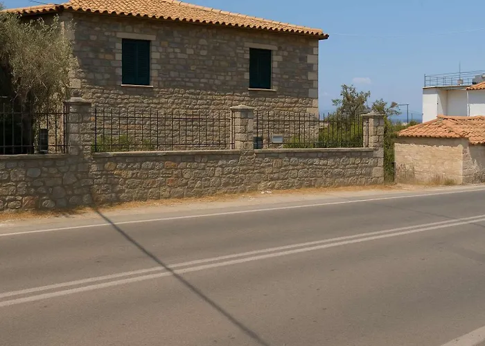 Stone Haven - Seafront Waves' Embrace Casa de Férias Verga Kalamata